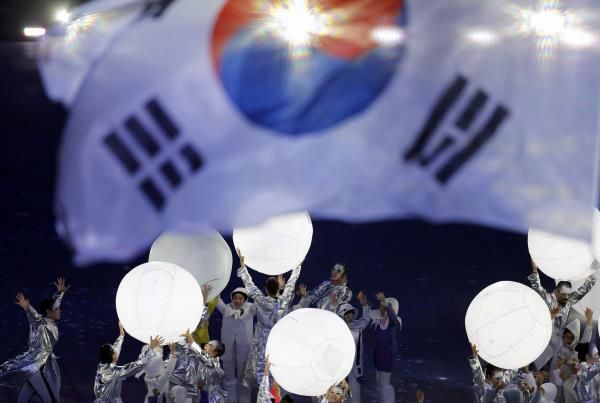 2014-02-23t191111z_1629787013_lr1ea2n1hac9x_rtrmadp_3_olympics-ceremony_reuters