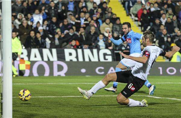 هيجواين لحظة تسجيله لاحد أهداف نابولي