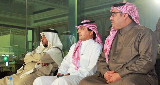 أعضاء مجلس إدارة الإتحاد السعودي لكرة القدم صالح أبو نخاع وعدنان المعيبد وعمر المهنا أثناء متابعة المباراة