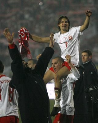 سمولاريك نجم بولندا محمولاً على الأكتاف