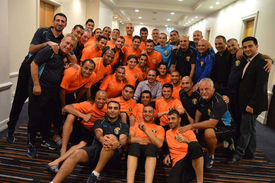 الأمير علي خلال لقائه  مع لاعبي منتخب الأردن في استراليا 