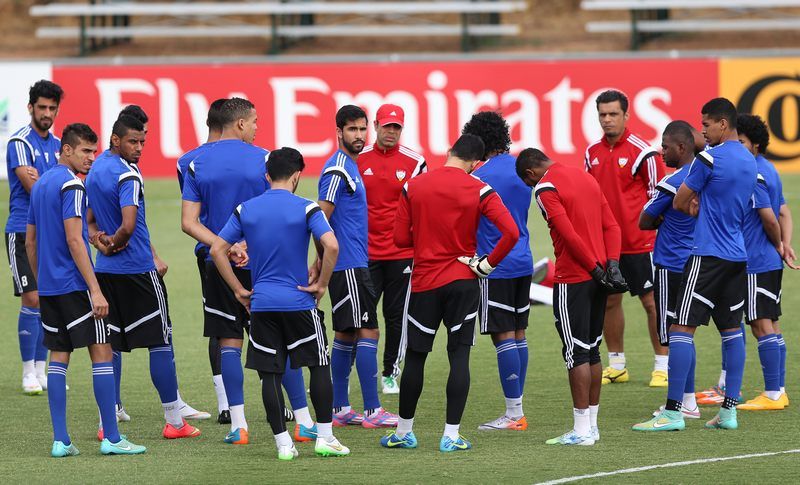 مهدي علي وتعليمات للاعبي منتخب الإمارات قبل بدء المران ( خاص - كووورة )