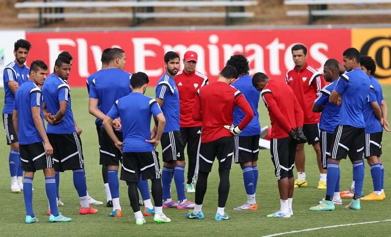 مهدي علي وتعليمات للاعبي منتخب الإمارات قبل بدء المران ( خاص - كووورة )