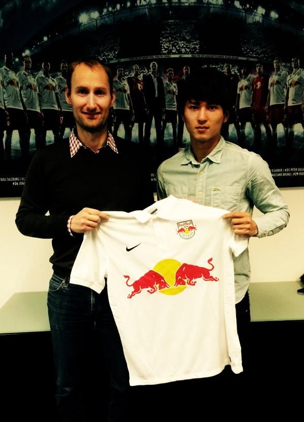 تاكومي مينامينو (يمين) مع فريقه الجديد سالزبورج النمساوي