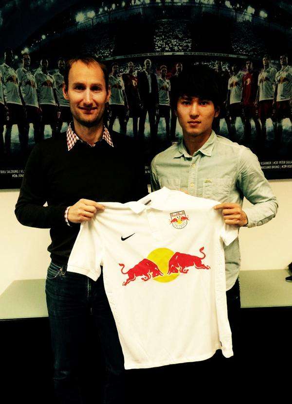 تاكومي مينامينو (يمين) مع فريقه الجديد سالزبورج النمساوي