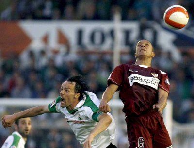 أدريانو كوريا في مباراة فريقه اشبيلية ضد ستاندارد الشهر الماضي