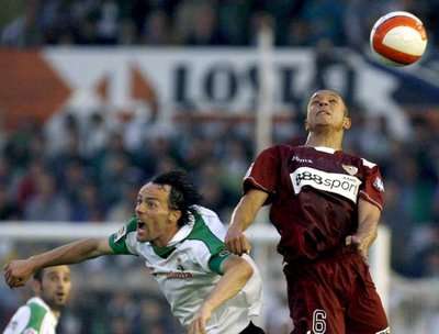 أدريانو كوريا في مباراة فريقه اشبيلية ضد ستاندارد الشهر الماضي