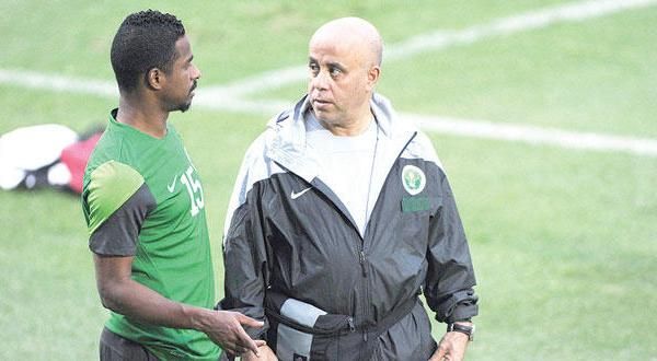 ناصر الشمراني إلى جانب طبيب المنتخب السعودي 