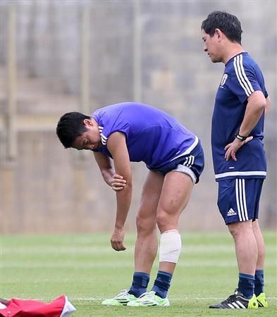 كاجاوا عند شعوره بالألم في الكوع في التدريب