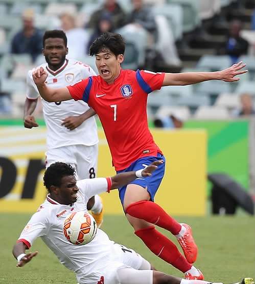 سون هيونج مين في لقاء كوريا الجنوبية وعمان