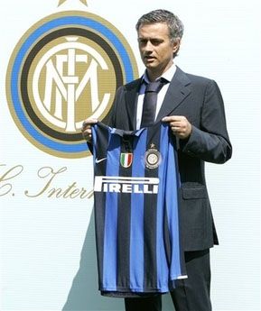 مورينهو يحمل قميص فريقه الجديد أثناء تقديمه لوسائل الإعلام