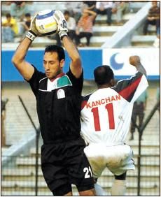 حارس الأهلي المصري و منتخب فلسطين رمزي صالح