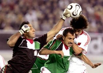 في تصديه لكرة بمباراة الصين و فلسطين