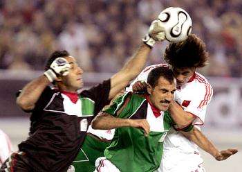 في تصديه لكرة بمباراة الصين و فلسطين