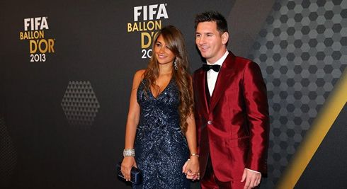 773-lionel-messi-in-red-suit-next-to-antonella-roccuzzo-in-fifa-ballon-dor-2013-ceremony