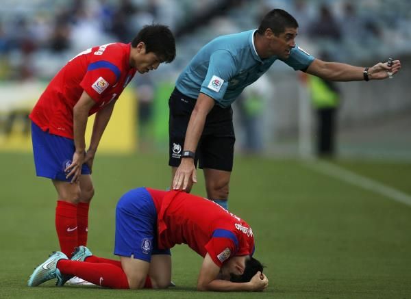 2015-01-10t053232z_312899732_sr1eb1a0fde29_rtrmadp_3_soccer-asia_reuters