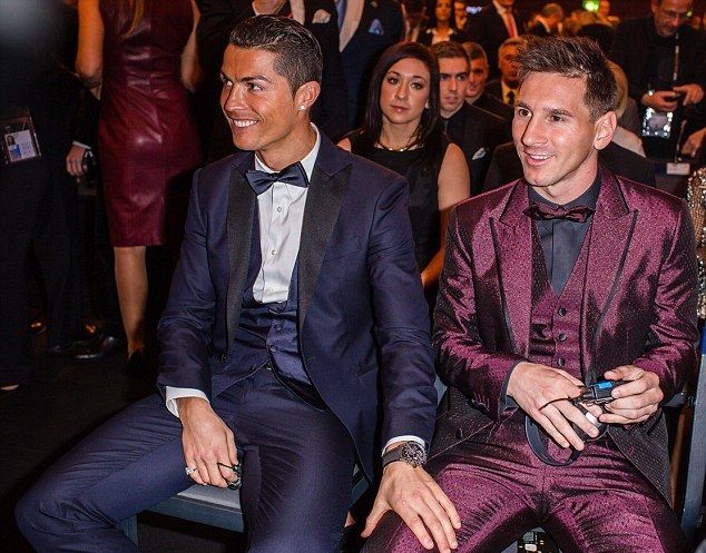 24a9963e00000578-2908033-ronaldo_did_have_a_hand_on_his_great_rival_s_leg_at_one_point_du-m-1_1421146289447