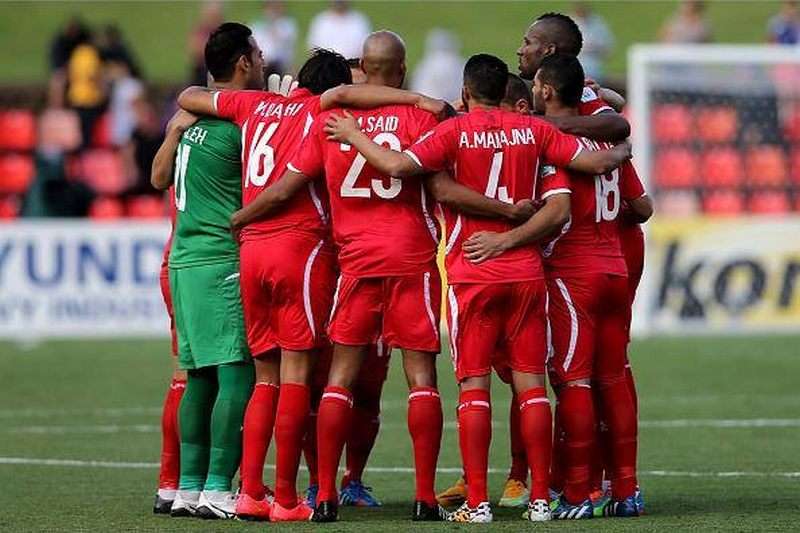 لاعبو المنتخب الفلسطيني أثناء قراءة الفاتحة