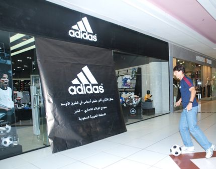 جورج ستكسا يسدد ضربة الافتتاح