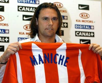 مانيـش يعرض قميص أتلتيكو مدريد حينما إنضم إليه في شهر أغسطس الماضي