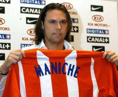 مانيـش يعرض قميص أتلتيكو مدريد حينما إنضم إليه في شهر أغسطس الماضي