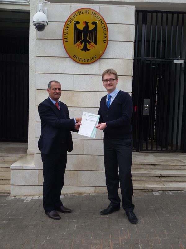ذيابات خلال تسلمه اليوم شهادته من السفارة الألمانية