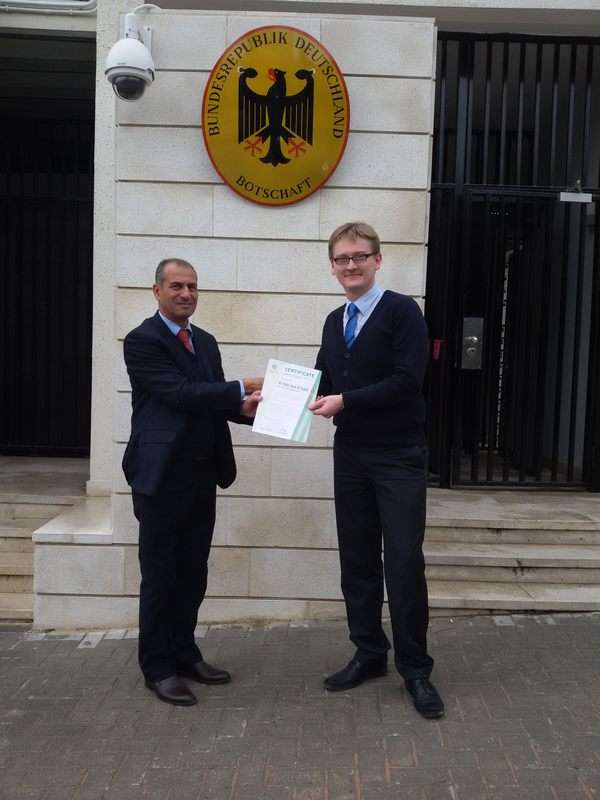 ذيابات خلال تسلمه اليوم شهادته من السفارة الألمانية