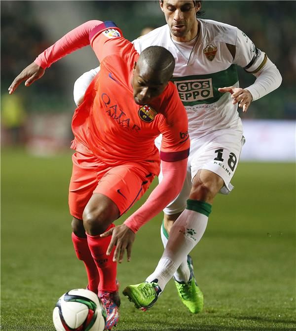 صراع على الكرة بين مدافع التشي سيرجيو بيليغرين ومهاجم برشلونة اداما تراوري