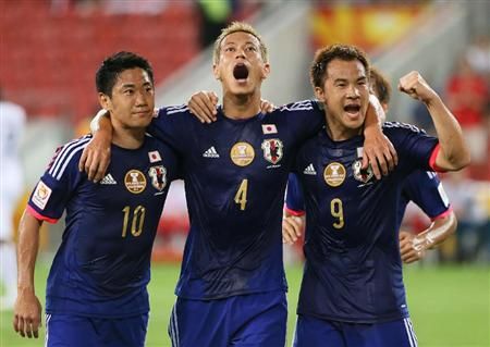 كيسوكي هوندا (الوسط) بعد تسجيله الهدف الوحيد بمرمى العراق