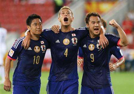 كيسوكي هوندا (الوسط) بعد تسجيله الهدف الوحيد بمرمى العراق