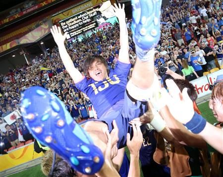 المخضرم ياسوهيتو إيندو يحتفل مع زملائه بعد خوضه 150 مباراة دولية