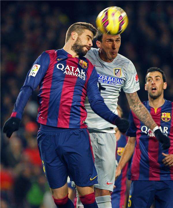 جانب من لقاء سابق (أتلتيكو مدريد وبرشلونة )