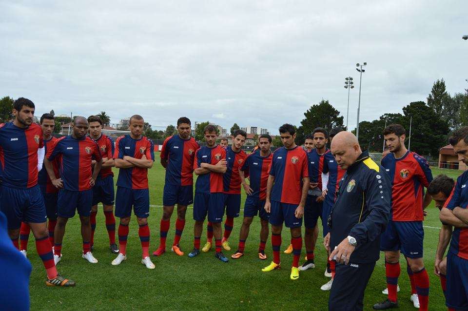 ويلكينز يتحدث للاعبين في تدريب اليوم 