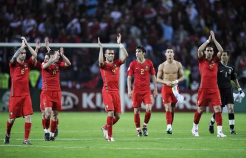 لاعبي البرتغال يحتفلون مع الجماهير بعد نهاية المباراة