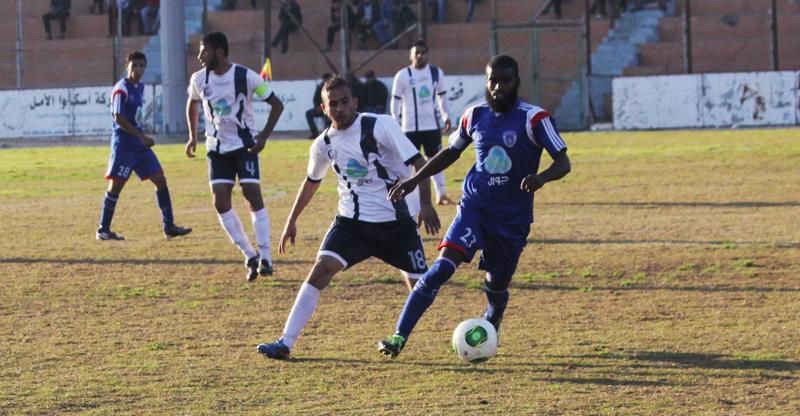 أسامة ابو قرشين لاعب الشاطئ يمر بالكرة 