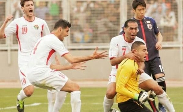 لاعبي منتخب الأردن يحيون شفيع بعد تصديه ضربة جزاء يابانية