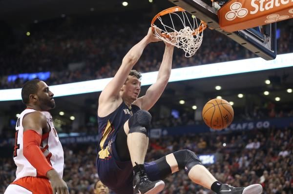 2015-01-18t232021z_416693531_nocid_rtrmadp_3_nba-new-orleans-pelicans-at-toronto-raptors_reuters