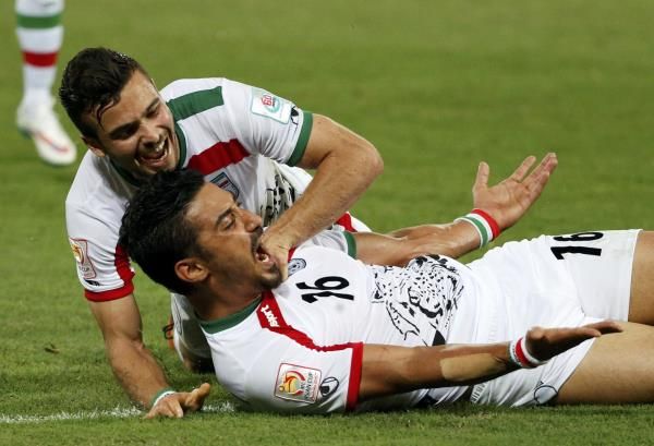 فرحة لاعبي المنتخب الايراني بهدف الفوز أمام الامارات