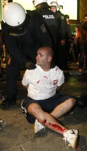 الشرطة تلقي القبض على مثيري الشغب