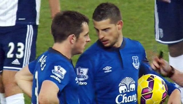 koo_24DA50B500000578-0-Kevin_Mirallas_and_Leighton_Baines_debated_over_who_should_take_-a-84_1421704127780