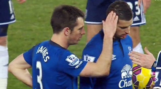 koo_24DA4F5500000578-0-Baines_appeared_to_back_away_and_let_Mirallas_take_the_penalty_a-a-85_1421704133976