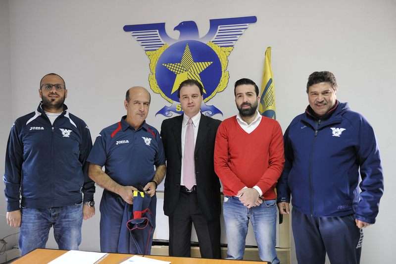 فانلي متوسطاً إداريي نادي الصفاء.