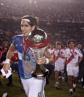 لاعبي ريفر بليت يحتفلون بالكأس