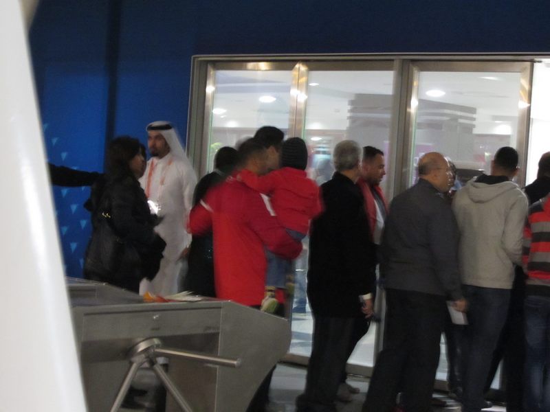 الجماهير المصرية اثناء دخولها بين الشوطين