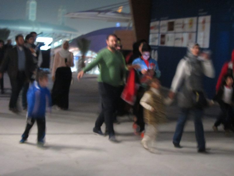 الجماهير المصرية اثناء دخولها بين الشوطين