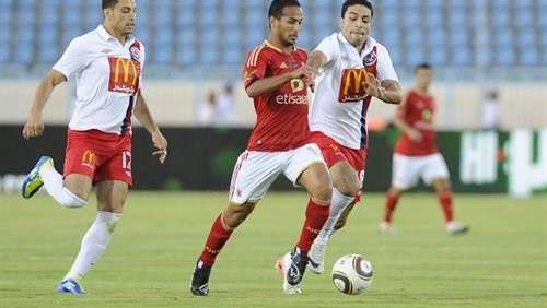 وليد سليمان يحاول المرور من لاعبي بتروجت