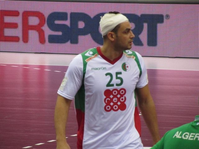 فلاح لاعب الجزائر  بعد علاجه