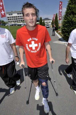 فراي لا يستطيع المشي الا بمساندة العكازة بعد الاصابة