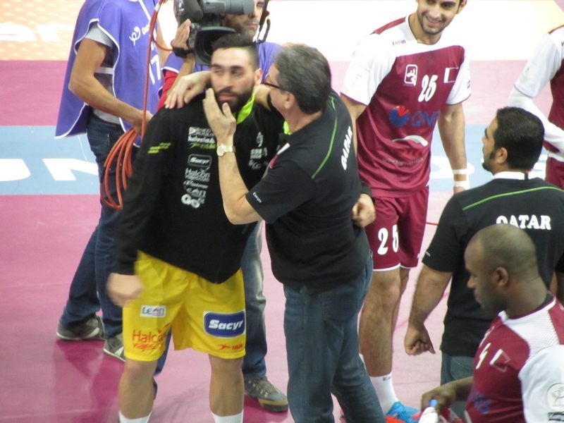 الاب يقبل الأبن القبلة الأخيرة قبل المنافسة