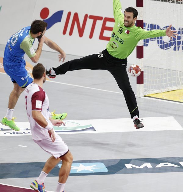 جاييتش يسدد على مرمى قطر